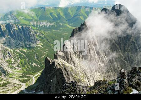 Vista aerea del paesaggio di montagna e roccia in alta Tatra Foto Stock