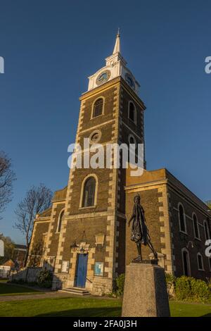 Chiesa di San Giorgio Gravesend Kent con la statua di Pocahontas nel cortile. Foto Stock