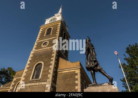 Chiesa di San Giorgio Gravesend Kent con la statua di Pocahontas nel cortile. Foto Stock