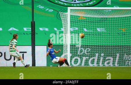 Celtic Park, Glasgow, Regno Unito. 21 Apr 2021. Scottish Womens Premier League, Celtic Versus Rangers; Emma Brownlie of Rangers Women perde un goal Chance credito: Action Plus Sports/Alamy Live News Foto Stock