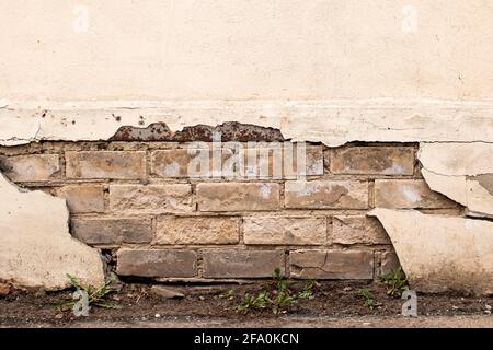 Peeling vernice su un vecchio muro di mattoni da vicino Foto Stock