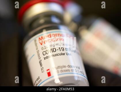 Vaccino mRNA moderna Covid-19 per uso intramuscolare. Immunizzazione concetto medico sanitario UK Foto Stock