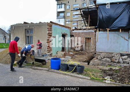 Ricostruzione e revisione di un vecchio edificio residenziale. Tysmenytsia, regione di Ivano-Frankivsk, Ucraina. 21 aprile 2021. Foto editoriale Foto Stock