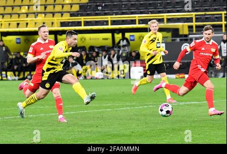 Dortmund, Germania. 21 Apr 2021. Calcio: Bundesliga, Borussia Dortmund - 1. FC Union Berlin, Matchday 30. Il difensore di Dortmund Raffaello Guerreiro (2° da sinistra) segna il 2:0. NOTA IMPORTANTE: Secondo le normative del DFL Deutsche Fußball Liga e del DFB Deutscher Fußball-Bund, è vietato utilizzare o utilizzare fotografie scattate nello stadio e/o nella partita sotto forma di sequenze di immagini e/o serie di foto video. Credit: Martin Meissner/AP Pool/dpa/Alamy Live News Foto Stock