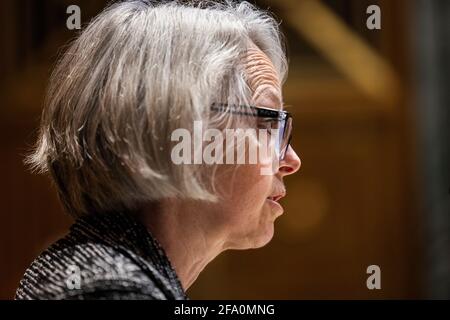 Washington, DC, Stati Uniti. 21 Apr 2021. Il sergente del senato degli Stati Uniti a Arms Karen Gibson testimonia davanti ad un senato Stanziamenti Sottocomitato audizione sulle stime di bilancio proposte per l'anno fiscale 2022 nel palazzo dell'ufficio del senato di Dirksen a Washington, DC, USA, 21 aprile 2021.Credit: Jim Loscalzo/Pool via CNP | Usage Worldwide Credit: dpa/Alamy Live News Foto Stock