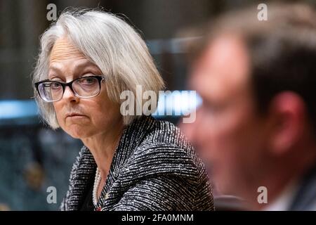 Washington, DC, Stati Uniti. 21 Apr 2021. Il sergente del senato degli Stati Uniti a Arms Karen Gibson testimonia davanti ad un senato degli Stati Uniti le proprietazioni l'audizione della sottocommissione sulle stime di bilancio proposte per l'anno fiscale 2022 nel palazzo dell'ufficio del senato di Dirksen a Washington, DC, USA, 21 aprile 2021.Credit: Jim Loscalzo/Pool via CNP | Use Worldwide Credit: dpa/Alamy Live News Foto Stock