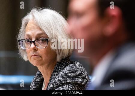 Washington, DC, Stati Uniti. 21 Apr 2021. Il sergente del senato degli Stati Uniti a Arms Karen Gibson testimonia davanti ad un senato degli Stati Uniti le proprietazioni l'audizione della sottocommissione sulle stime di bilancio proposte per l'anno fiscale 2022 nel palazzo dell'ufficio del senato di Dirksen a Washington, DC, USA, 21 aprile 2021.Credit: Jim Loscalzo/Pool via CNP | Use Worldwide Credit: dpa/Alamy Live News Foto Stock