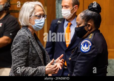 Washington, DC, Stati Uniti. 21 Apr 2021. Capo della polizia del Campidoglio degli Stati Uniti Yogananda Pittman (R) parla con il sergente del Senato degli Stati Uniti a Arms Karen Gibson (L) dopo che hanno testimoniato prima di un'audizione della sottocommissione per le Stanziamenti del Senato sulle stime di bilancio proposte per l'anno fiscale 2022 nel palazzo degli uffici del Senato Dirksen a Washington, DC, USA, 21 Aprile 2021.Credit: Jim Loscalzo/Pool via CNP | Usage worldwide Credit: dpa/Alamy Live News Foto Stock