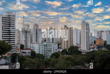 Vista di edifici residenziali nella città di Salvador Bahia Brasile. Foto Stock