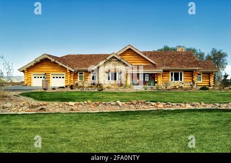 Una vista esterna di una lussuosa e moderna cabina in legno. Foto Stock