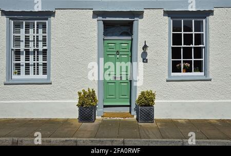 Elegante porta d'ingresso e finestre di una casa in stile georgiano Foto Stock