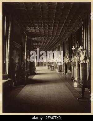 The Grand Corridor (South Gallery Looking West), Castello di Windsor, Windsor, Inghilterra, 1867. Fotografia di André Adolphe Eugène Disderi (1819-1889). Foto Stock