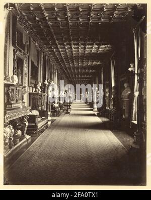 The Grand Corridor (East Gallery Looking North), Castello di Windsor, Windsor, Inghilterra, 1867. Fotografia di André Adolphe Eugène Disderi (1819-1889). Foto Stock