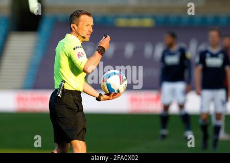 Londra, Regno Unito. 21 Apr 2021. Arbitro, Keith Stroud durante la partita EFL Sky Bet Championship tra Millwall e Bournemouth al Den, Londra, Inghilterra, il 21 aprile 2021. Foto di Carlton Myrie. Solo per uso editoriale, è richiesta una licenza per uso commerciale. Nessun utilizzo nelle scommesse, nei giochi o nelle pubblicazioni di un singolo club/campionato/giocatore. Credit: UK Sports Pics Ltd/Alamy Live News Foto Stock