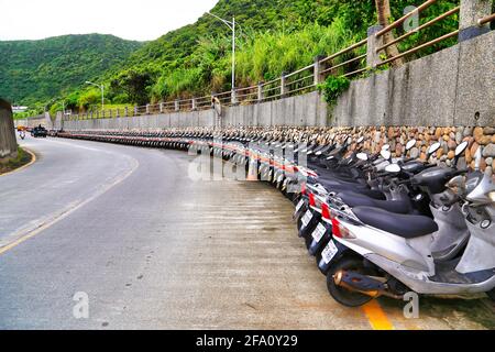 Green Island Lyudao ( Ludao ) vicino a Taitung a Taiwan. Noleggio scooter da Green Island. Centinaia di scooter allineati e pronti per il noleggio. Foto Stock