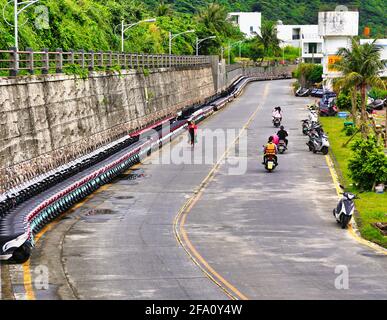 Green Island Lyudao ( Ludao ) vicino a Taitung a Taiwan. Noleggio scooter da Green Island. Centinaia di scooter allineati e pronti per il noleggio. Foto Stock