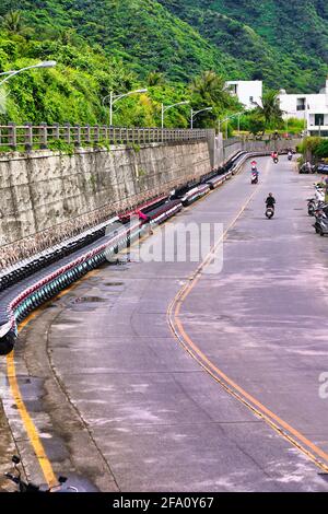 Green Island Lyudao ( Ludao ) vicino a Taitung a Taiwan. Noleggio scooter da Green Island. Centinaia di scooter allineati e pronti per il noleggio. Foto Stock