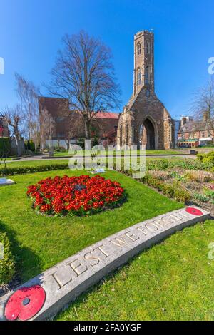 Vista della Greyfriars Tower, memoriale di guerra in primavera in Tower Gardens, King's Lynn, Norfolk, Inghilterra, Regno Unito, Europa Foto Stock