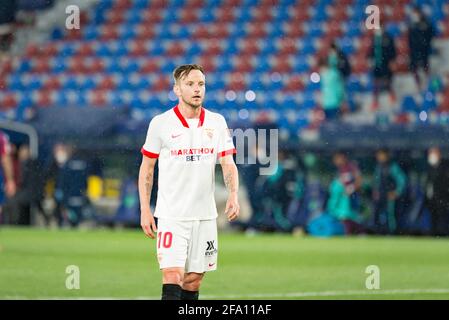 Valencia, Spagna. 21 Apr 2021. Ivan Rakitic del Sevilla FC visto in azione durante la partita di calcio spagnola la Liga tra Levante e Siviglia allo stadio Ciutat de Valencia.(Punteggio finale; Levante UD 0:1 Sevilla FC) Credit: SOPA Images Limited/Alamy Live News Foto Stock