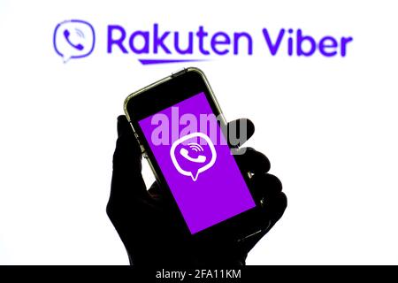 In questa illustrazione fotografica, un'app Rakuten Viber visualizzata su uno smartphone con il logo Rakuten Viber sullo sfondo. Foto Stock