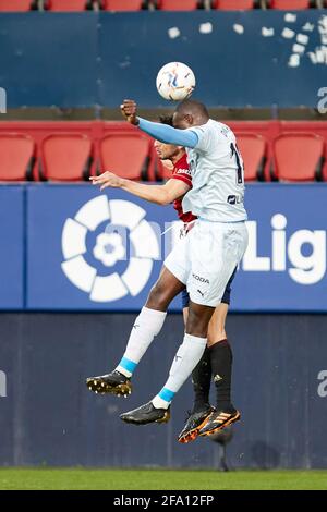 Pamplona, Spagna. 21 Apr 2021. Jon Moncayola (centrocampista; CA Osasuna) e Moustar Diakhaby (difensore; Valencia CF) in azione durante la Liga Santander spagnola, partita tra CA Osasuna e Valencia CF allo stadio Sadar. (Punteggio finale: CA Osasuna 3-1 Valencia CF) (Photo by Fernando Pidal/SOPA Images/Sipa USA) Credit: Sipa USA/Alamy Live News Foto Stock