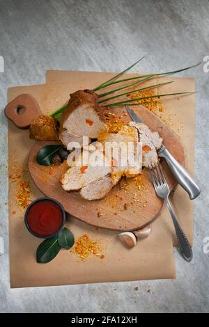 Maiale bollito fritto con spezie su un asse di legno per la carne Foto Stock