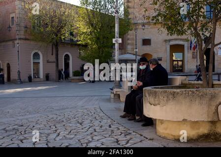 Matera, Italia. 21 Apr 2021. Due anziani che indossano maschere per il viso come precauzione contro la diffusione della chiacchierata di Covid-19 seduti in Piazza Vittorio Veneto, nel centro della città di Matera, Conosciuta come la Città di Stones. La città fu la capitale europea della Cultura nel 2019 e perse tutto il suo flusso turistico a causa della pandemia del coronavirus. (Foto di Vincenzo Nuzzolese/SOPA Images/Sipa USA) Credit: Sipa USA/Alamy Live News Foto Stock