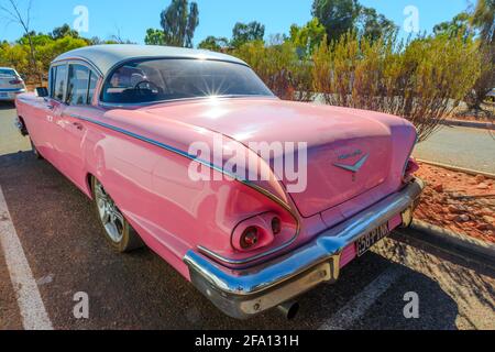 Yulara, territorio del Nord, Australia - 24 agosto 2019: Vista posteriore di una lussuosa auto rosa Chevrolet Bel Air III, vicino a Uluru-Kata Tjuta Foto Stock