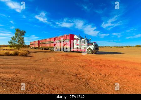 Marla, Australia Meridionale, Australia - 29 agosto 2019: Camion ferroviario Kenworth di Hayson Haulage di Alice Springs. Parcheggiato nella città di Marla sulla A87 Stuart Foto Stock