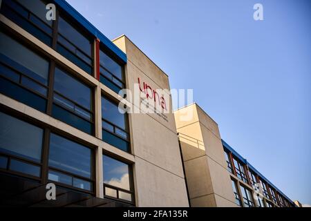 PAMPLONA, NAVARRA APRILE 17 2021, vista dell'Università pubblica di Pamplona e del suo parcheggio Foto Stock