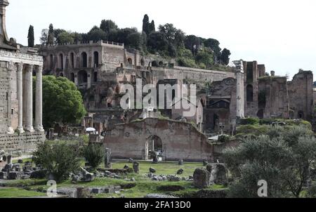 Roma. 21 Apr 2021. Foto scattata il 21 aprile 2021 mostra il Foro Romano a Roma. La città di Roma ha festeggiato il suo compleanno con una serie di eventi di un giorno mercoledì, ma, a causa del blocco del coronavirus in corso, le commemorazioni sono state silenziate. Credit: Cheng Tingting/Xinhua/Alamy Live News Foto Stock