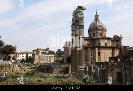 Roma. 21 Apr 2021. Foto scattata il 21 aprile 2021 mostra il Foro Romano a Roma. La città di Roma ha festeggiato il suo compleanno con una serie di eventi di un giorno mercoledì, ma, a causa del blocco del coronavirus in corso, le commemorazioni sono state silenziate. Credit: Cheng Tingting/Xinhua/Alamy Live News Foto Stock