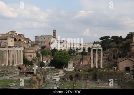 Roma. 21 Apr 2021. Foto scattata il 21 aprile 2021 mostra il Foro Romano a Roma. La città di Roma ha festeggiato il suo compleanno con una serie di eventi di un giorno mercoledì, ma, a causa del blocco del coronavirus in corso, le commemorazioni sono state silenziate. Credit: Cheng Tingting/Xinhua/Alamy Live News Foto Stock