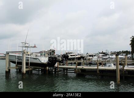Miami Beach Police Marine Patrol barca parcheggiata su un ponte presso la baia. Ancorato. Situato al Maurice Gibb Memorial Park Foto Stock