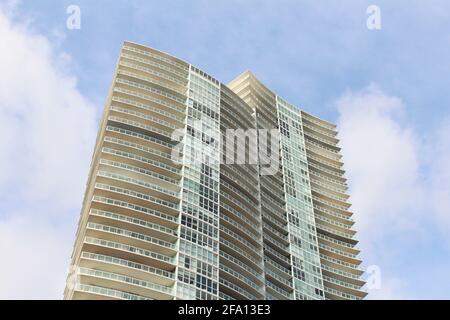 : edificio condominio Tall a Miami, Florida. Skyrise con cielo limpido. Foto Stock