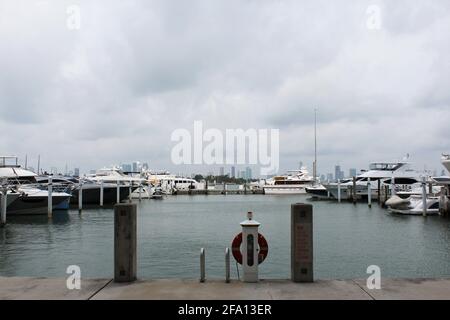 Sunset Harbour Yacht Club. Barche parcheggiate e attraccate a Miami Beach, Florida. Foto Stock