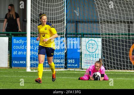 Oxford, Regno Unito. 18 Apr 2021. Rose Kite (27 Oxford United) si tuffa nella palla durante la quarta partita di calcio della Vitality Women's fa Cup tra Oxford United e Charlton Athletic a Oxford, Inghilterra. Credit: SPP Sport Press Photo. /Alamy Live News Foto Stock