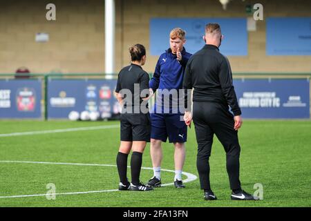 Oxford, Regno Unito. 18 Apr 2021. Liam Gilbert (Manager Oxford United) si oppone all'arbitro durante la quarta partita della Vitality Women's fa Cup tra Oxford United e Charlton Athletic a Oxford, Inghilterra. Credit: SPP Sport Press Photo. /Alamy Live News Foto Stock