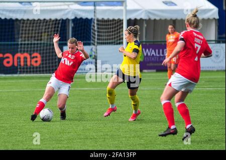 Oxford, Regno Unito. 18 Apr 2021. Emily Allen (17 Oxford United) sfida la palla durante la Vitality Women's fa Cup, quarta partita di calcio tra Oxford United e Charlton Athletic a Oxford, Inghilterra. Credit: SPP Sport Press Photo. /Alamy Live News Foto Stock