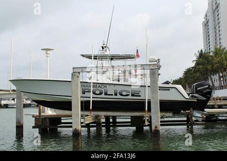 Miami Beach Police Marine Patrol barca parcheggiata su un ponte presso la baia. Ancorato. Situato al Maurice Gibb Memorial Park Foto Stock