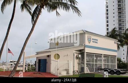 Miami Beach Police Marine Patrol edificio. Situato vicino al Maurice Gibb Memorial Park. Foto Stock