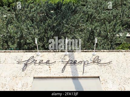 Free People Store di fronte a Miami Beach Florida. Free People è un'azienda al dettaglio di abbigliamento e stile di vita bohémien americana che vende abbigliamento da donna, Foto Stock