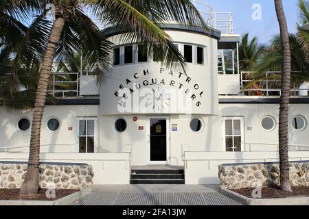 Pattuglia spiaggia. Sede centrale della Miami Beach Patrol. Facciata della polizia della spiaggia, edificio esterno. Area Art Deco su South Beach. Foto Stock