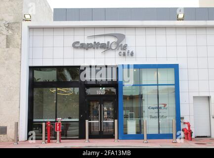 Un cartello con la scritta del negozio per un Capital One Cafe su Lincoln Road a Miami Beach, Florida. Foto Stock