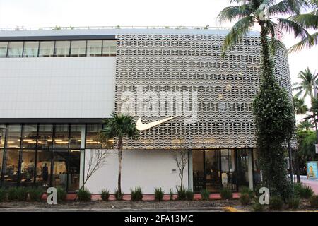 Esterno DEL NEGOZIO NIKE nel centro commerciale Lincoln Road a Miami Beach, Florida. Facciata laterale del negozio con palme. Foto Stock