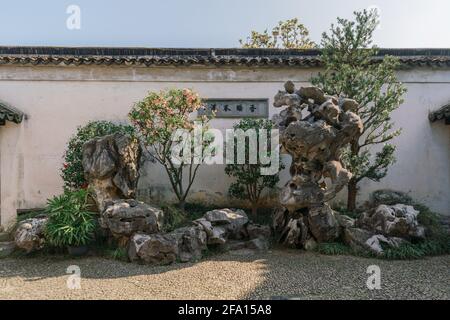 Paesaggio ed edifici nel Maestro del Giardino delle reti, un giardino cinese classico a Suzhou, Cina Foto Stock