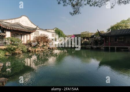 Paesaggio ed edifici nel Maestro del Giardino delle reti, un giardino cinese classico a Suzhou, Cina Foto Stock