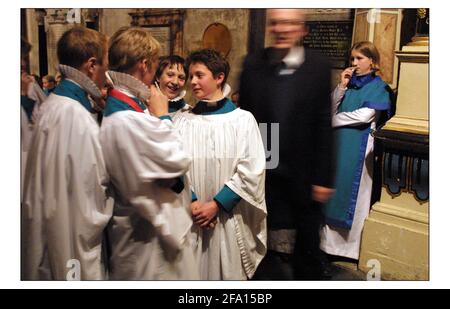 Salisbury Cath. Coro durante una registrazione di canzoni di lode.pic David Sandison 4/12/2002 Foto Stock