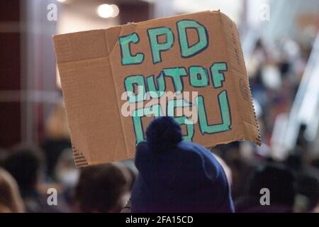 Columbus, Stati Uniti. 21 Apr 2021. Un cartello contro il Dipartimento di polizia di Columbus visto durante la dimostrazione.gli studenti dell'Ohio state University (OSU) hanno organizzato una dimostrazione sit-in in reazione alla polizia che ha sparato e ucciso Ma'Khia Bryant, 16, il giorno prima. Gli attivisti hanno chiesto che l'Ohio state University si legasse con il Dipartimento di polizia di Columbus per mantenere al sicuro i loro studenti di minoranza. (Foto di Stephen Zenner/SOPA Images/Sipa USA) Credit: Sipa USA/Alamy Live News Foto Stock