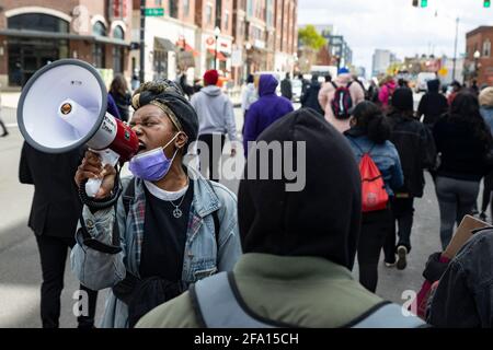 Columbus, Stati Uniti. 21 Apr 2021. L'attivista Black Lives Matter conduce folle in canti su un megafono in una marcia dall'Ohio Union South dell'Ohio dell'Ohio state University dell'Ohio, sulla N. High St, durante la dimostrazione. Gli studenti dell'Ohio state University (OSU) hanno organizzato una dimostrazione di sit-in in reazione al tiro della polizia e all'uccisione di Ma'Khia Bryant, 16, il giorno prima. Gli attivisti hanno chiesto che l'Ohio state University si legasse con il Dipartimento di polizia di Columbus per mantenere al sicuro i loro studenti di minoranza. (Foto di Stephen Zenner/SOPA Images/Sipa USA) Credit: Sipa USA/Alamy Live News Foto Stock
